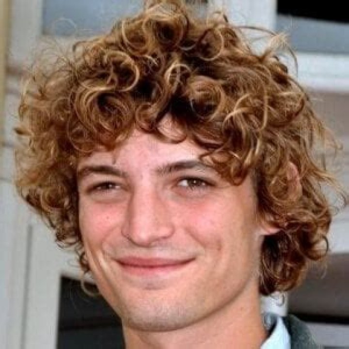 Niels Schneider Biography, Age, Wiki, Height, Family, Net Worth, Wife and Movies