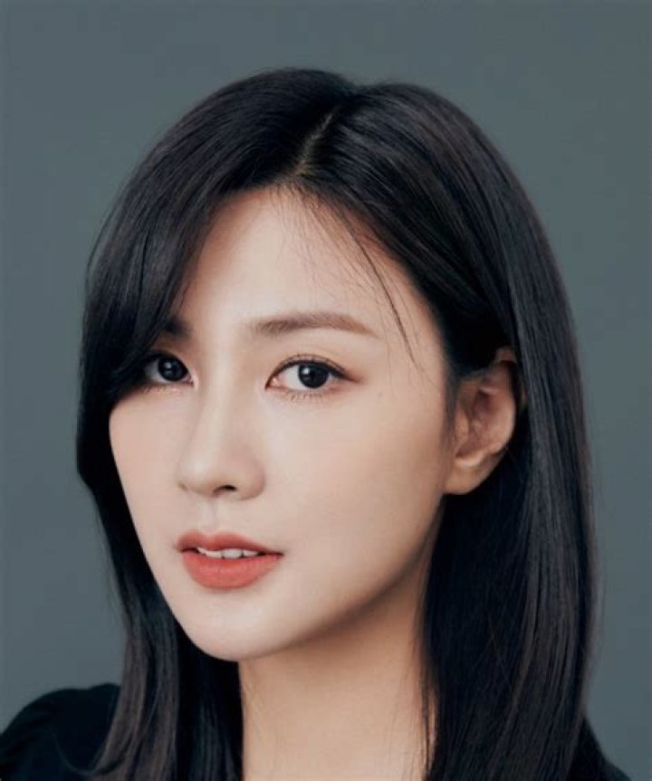 Oh Ha-young – Hayoung (Apink Member) Profile, Wiki, Age, Biography, Career, Boyfriend, Net Worth, Family, Facts