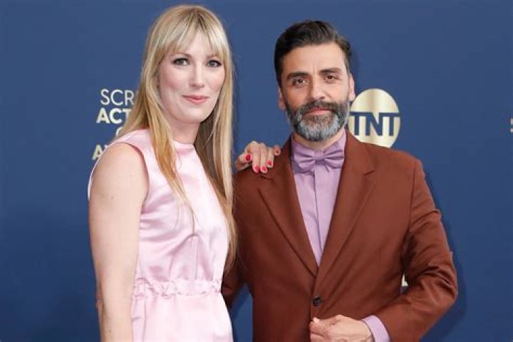 Oscar Isaac: Fiancée, net worth, tattoos, smoking & body facts