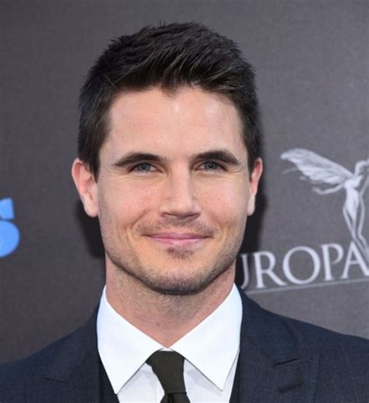 Robbie Amell Bio, Wiki, Age, Height, Wife, Brother, Cousin, Movies, and Net Worth.