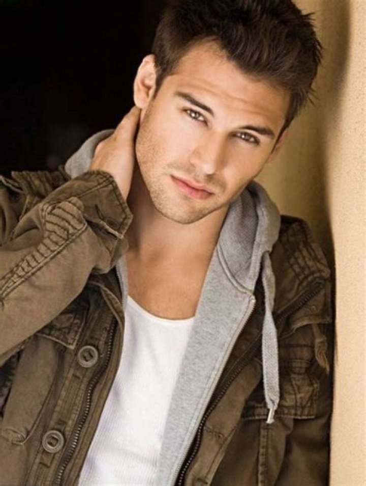 Ryan Guzman Height, Weight, Age, Wiki, Biography, Net Worth, Facts