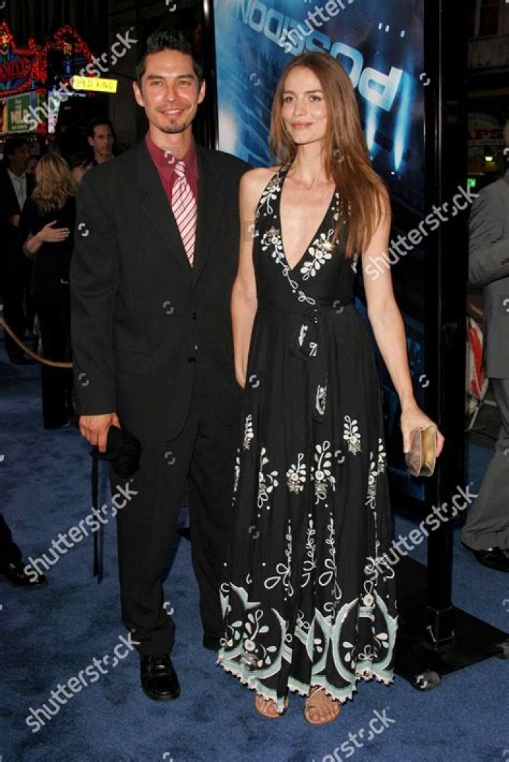 Saffron Burrows: Husband, net worth, tattoos, smoking & body measurements