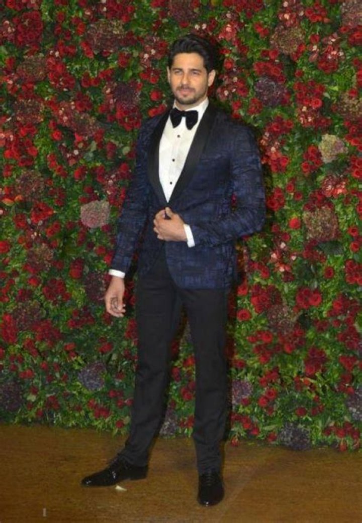 Sidharth Malhotra Wiki, Income, House, Cars, Favorites, Affairs, Awards, Family, Facts & Biography