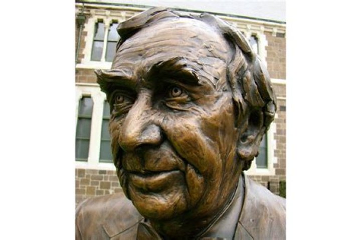 Sir Miles Warren Net Worth At Death