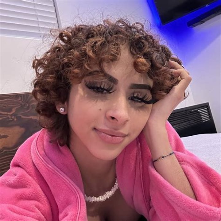 tina_042 (Tiktoker) Age, Height, Early Life, Dating