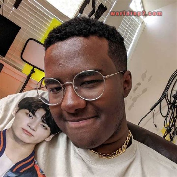 Twomad Wiki, Biography, Age, Net Worth, Salary, Height, Dating