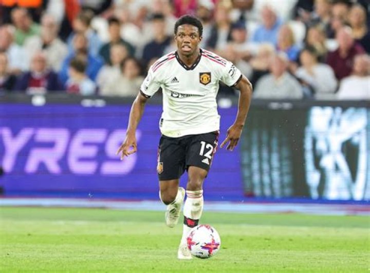 Tyrell Malacia Height: how tall is Tyrell Malacia?