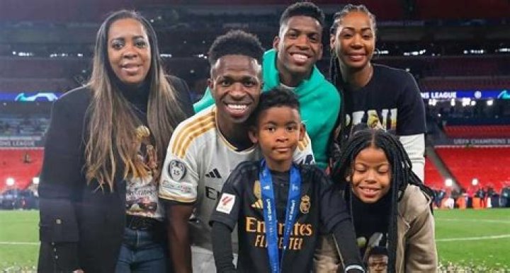 
Vinicius Jr Siblings: Meet His Sister Alessandra Oliveira and Brother 