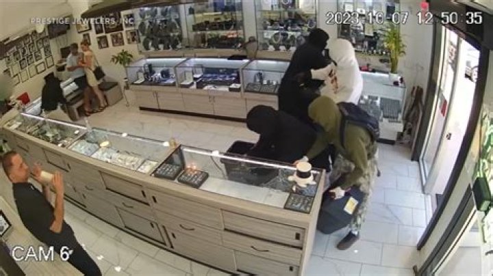 
WATCH: Video shows $2M smash-and-grab robbery at New York’s Facets Jewelry 