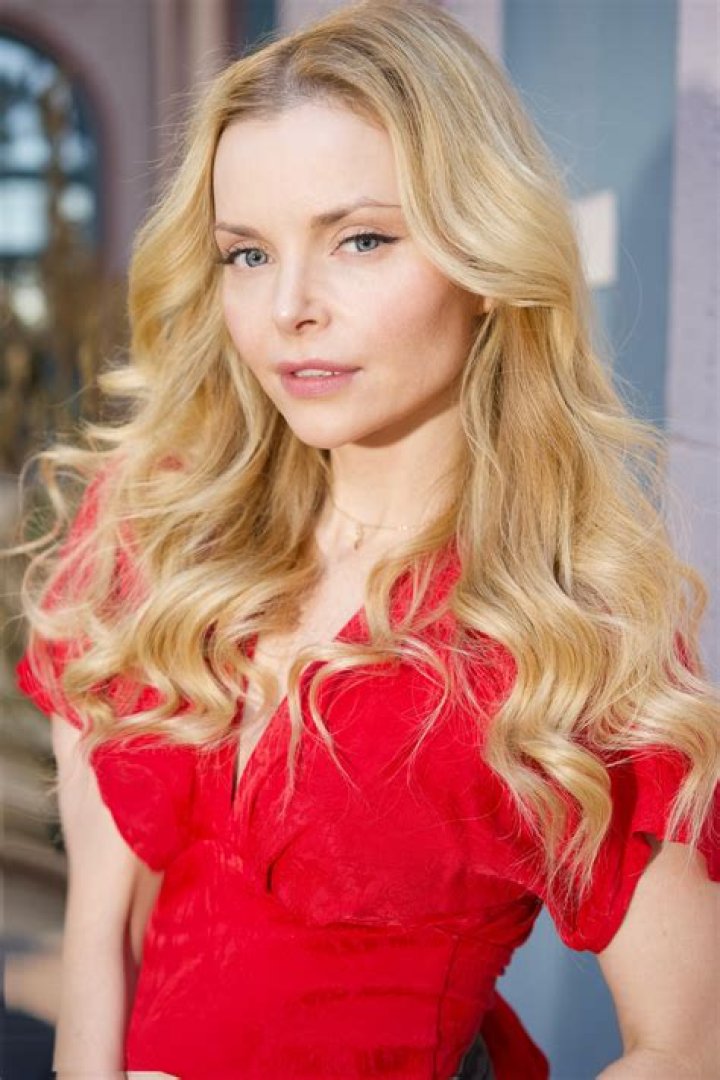Who is Izabella Miko? Find Net Worth, Quote, Awards, Fact, Wiki