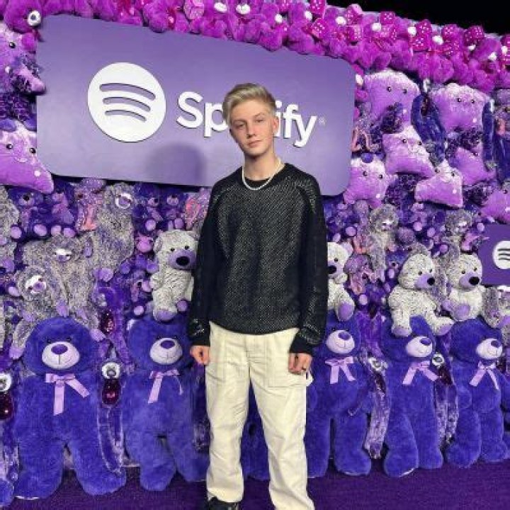 
Who Is Stefan Benz From “American Idol” Season 21? 