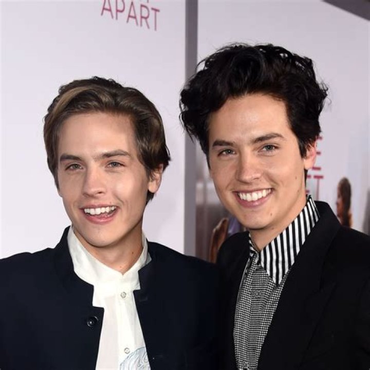 Who was born first Cole or Dylan? When were the Sprouse Twins born? What type of twins are Cole and Dylan Sprouse?