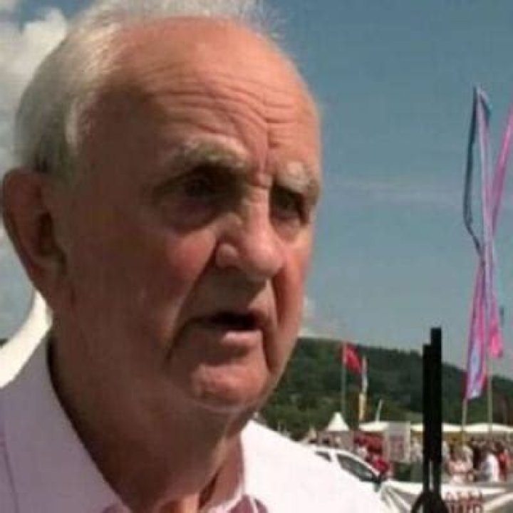 
Who Was Robert Alun Evans, and What Was His Importance in Welsh Broadcasting? 