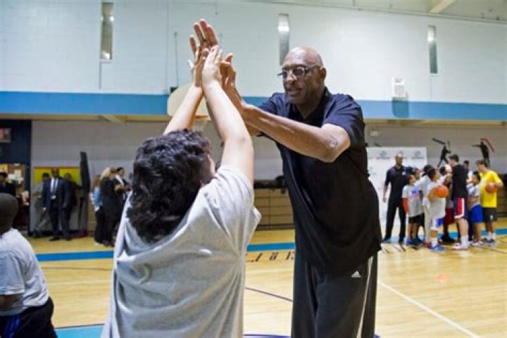 
Why Was Bob Lanier Nickname The Big Dobber? College All Star Was Too Fast In Defense 