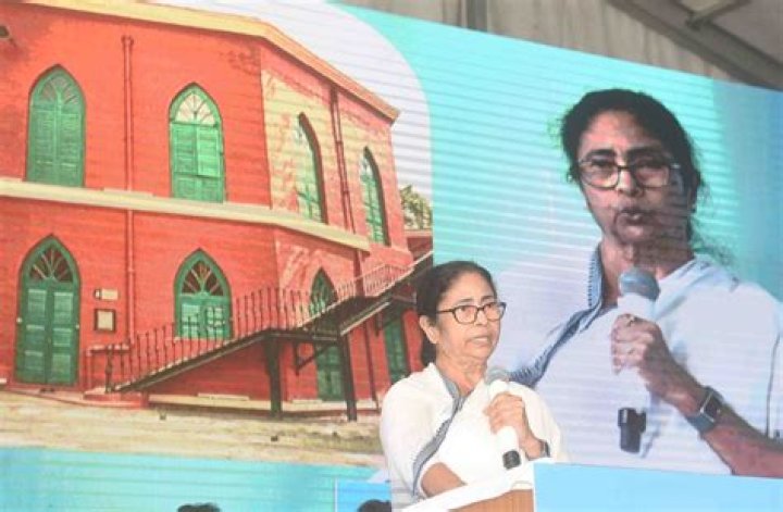 
Without naming, Mamata accuses Centre of distorting history 